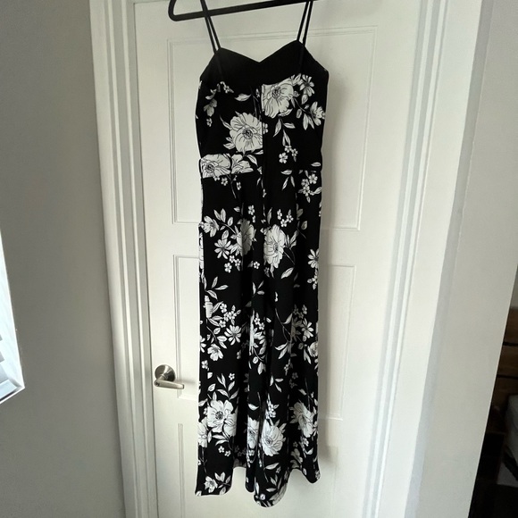 Cute and comfortable floral jumpsuit. Good for nights out, weddings, dates! - Picture 3 of 6